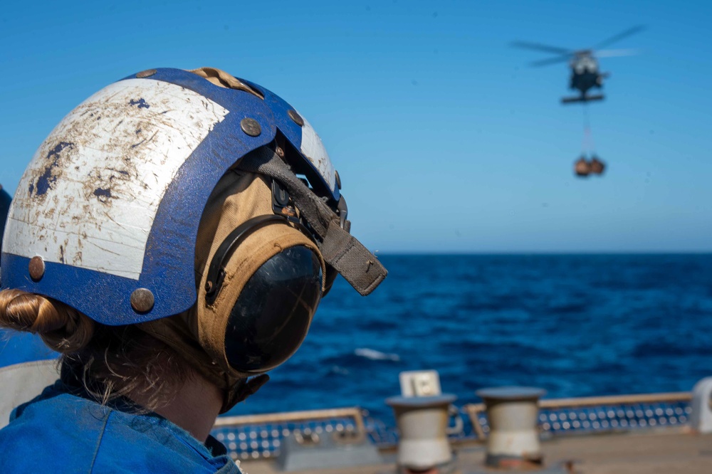 USS Jason Dunham (DDG 109) Conduct a Vertical Replenishment