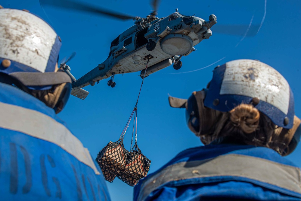 USS Jason Dunham (DDG 109) Conduct a Vertical Replenishment