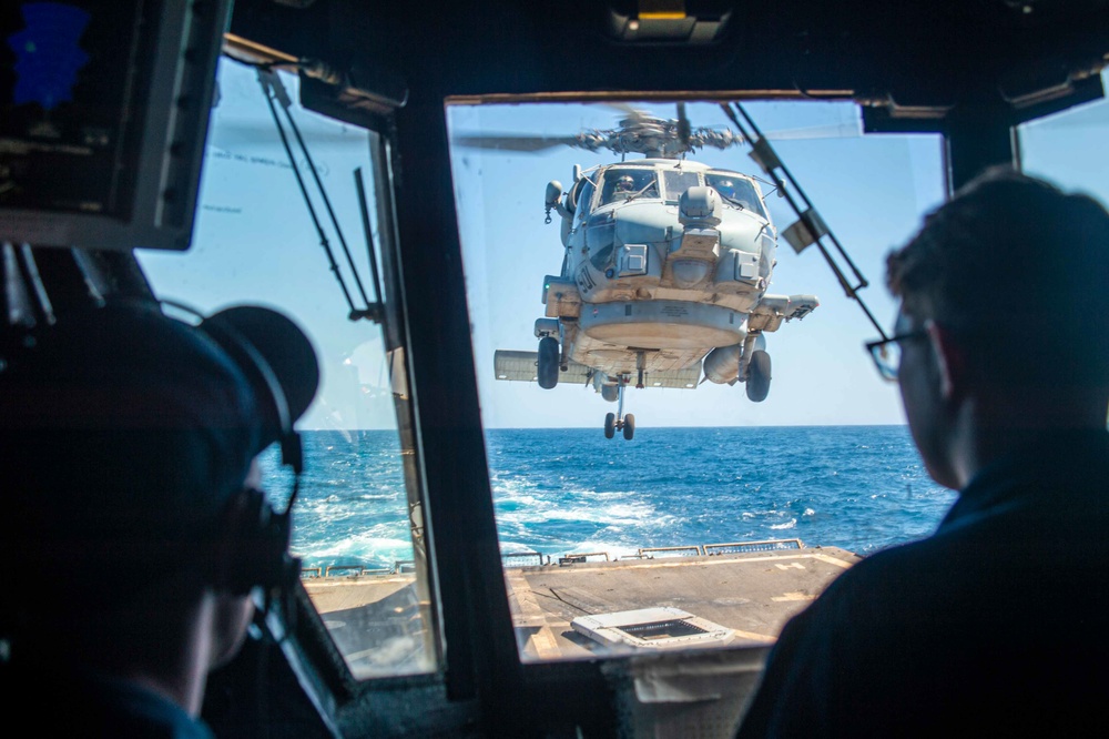 USS Jason Dunham (DDG 109) Conduct a Vertical Replenishment