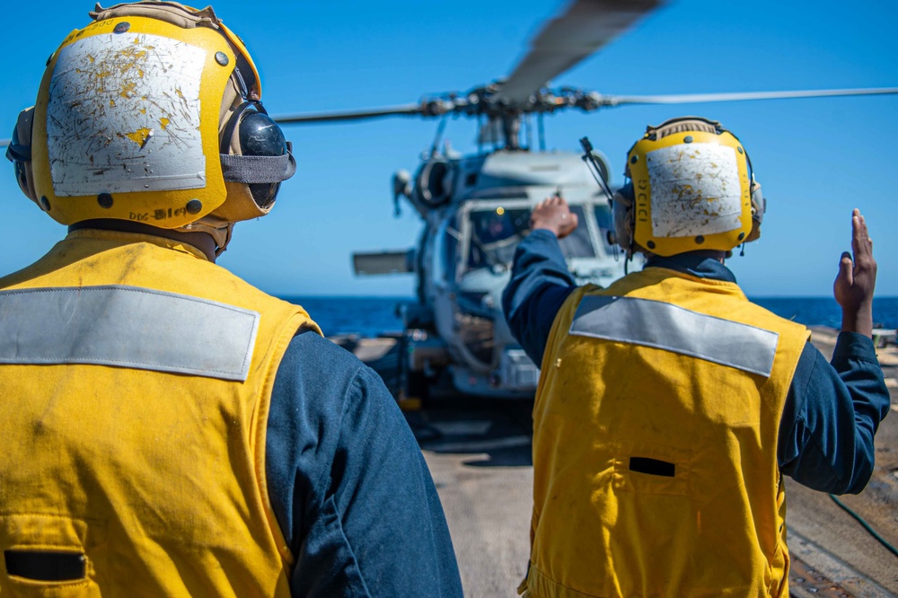 USS Jason Dunham (DDG 109) Conduct a Vertical Replenishment