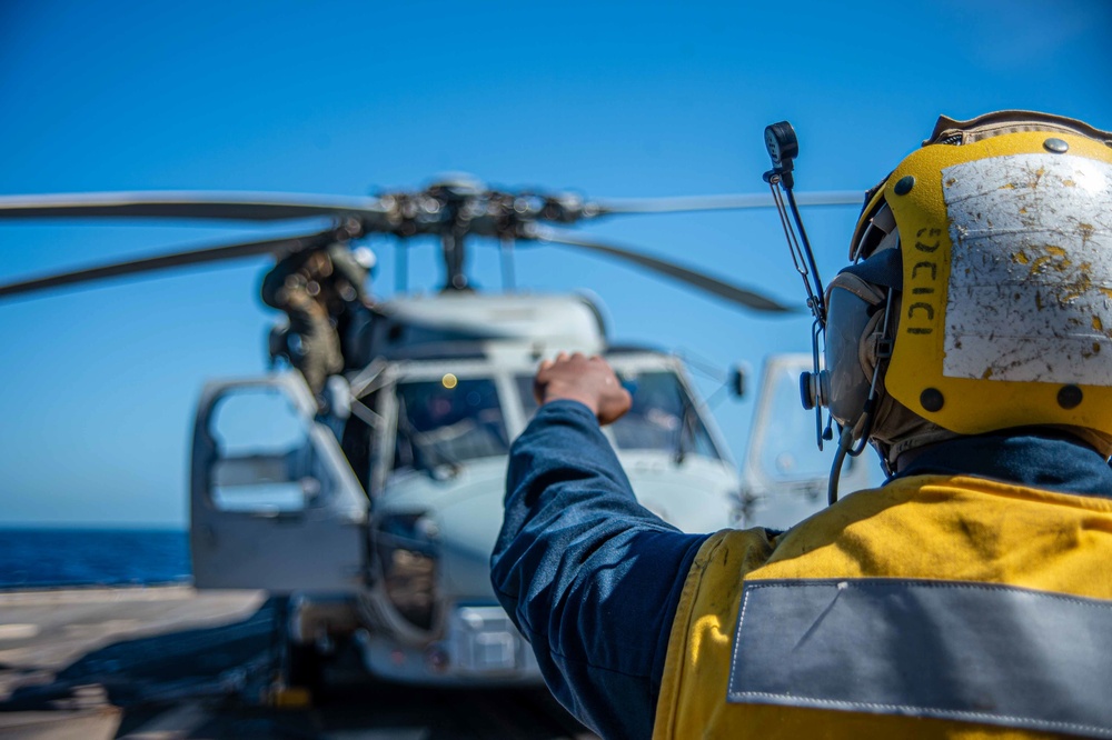 USS Jason Dunham (DDG 109) Conduct a Vertical Replenishment