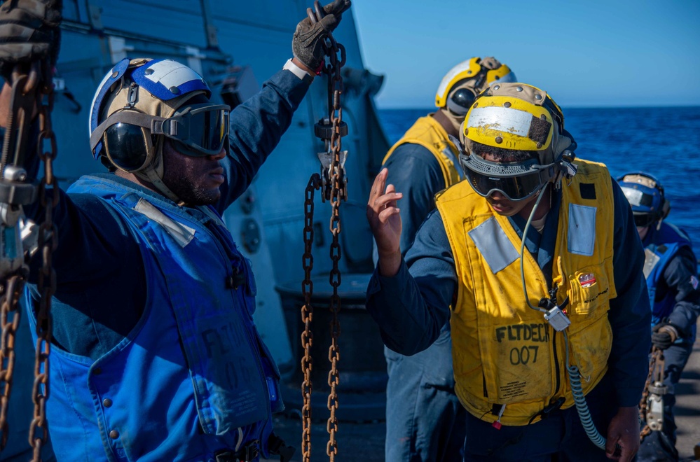 USS Jason Dunham (DDG 109) Conduct a Vertical Replenishment