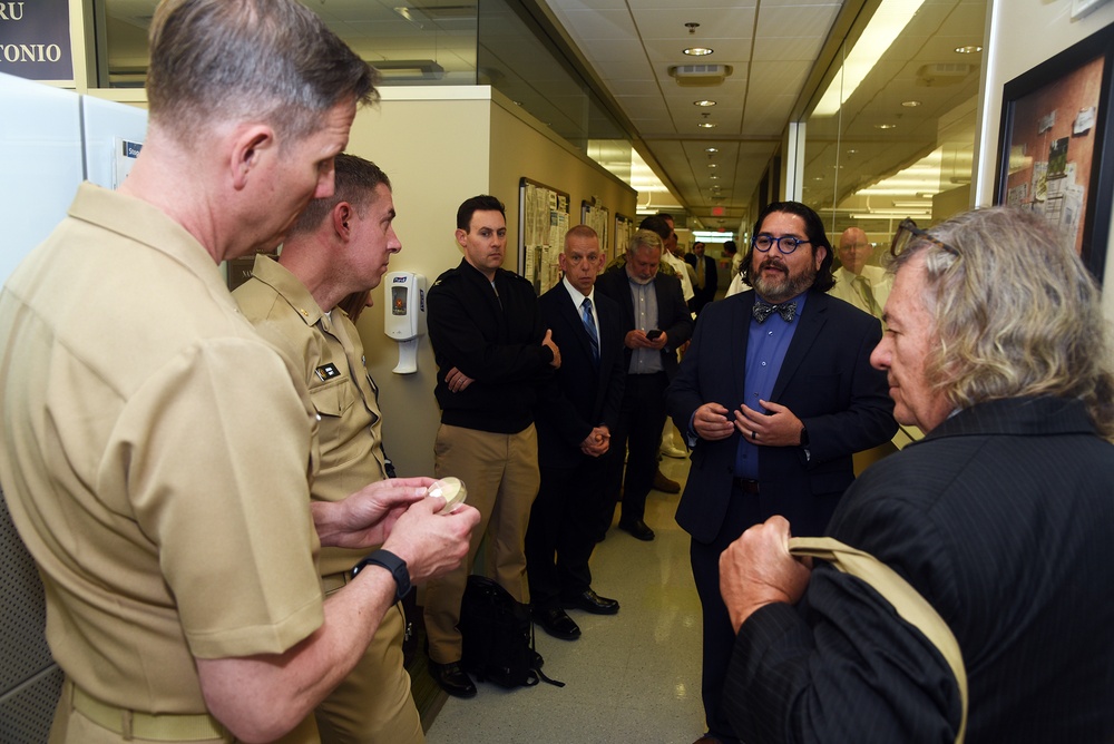 Navy Researchers, U.S. Pacific Fleet Surgeon tour NAMRU San Antonio
