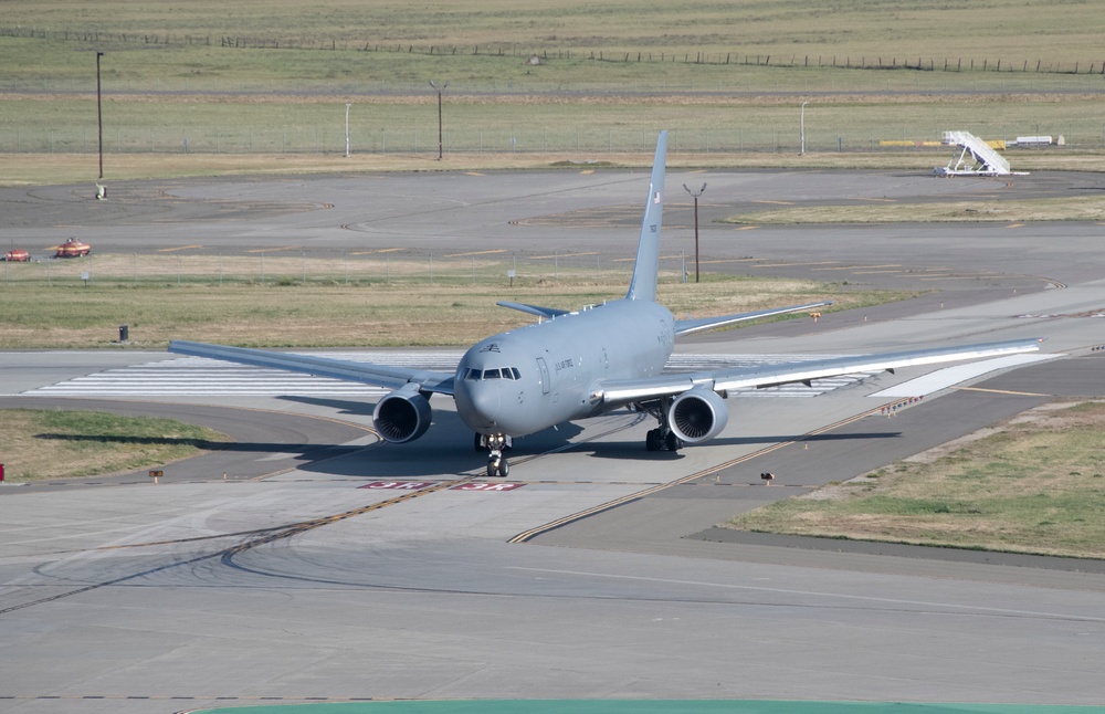 McConnell AFB tankers make a stop at Travis AFB