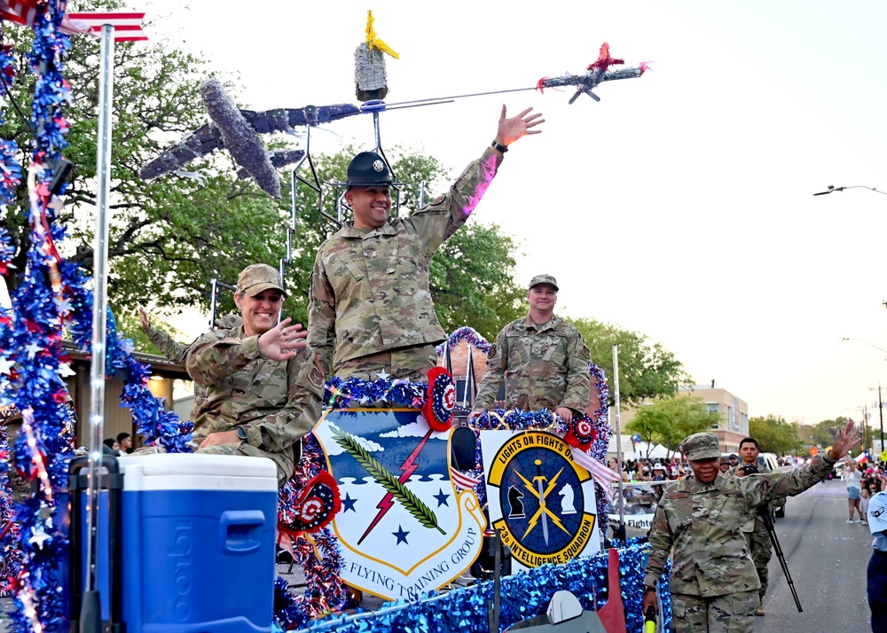 South Texas Reserve units participate in 2022 Flambeau Parade