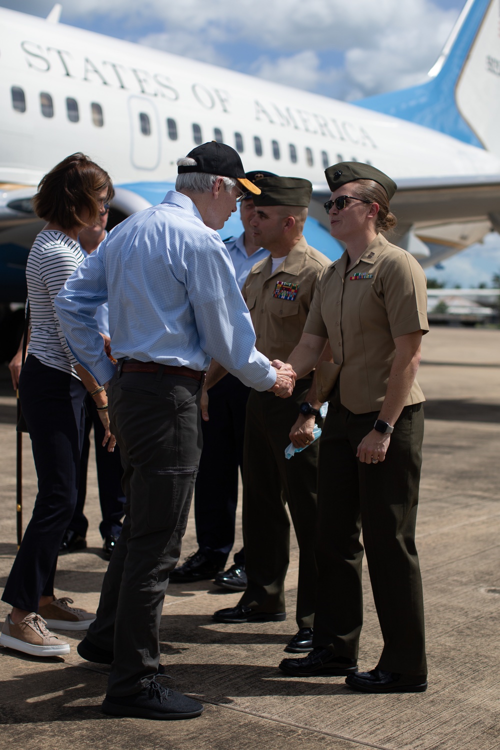 U.S. Senators Visit MRF-D 22 Marines and Sailors