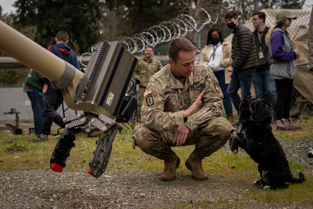 Field Trip: robotics students check out EOD robot capabilities