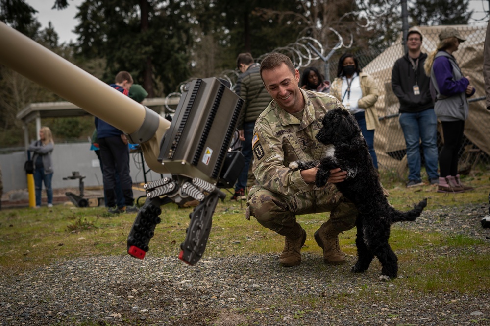 Field Trip: robotics students check out EOD robot capabilities