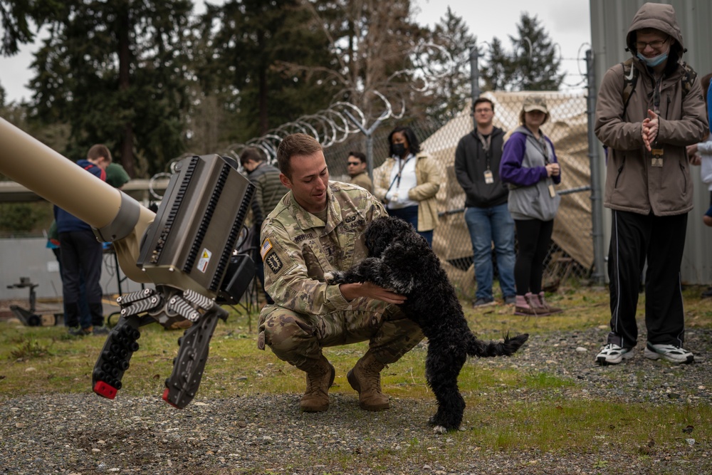 Field Trip: robotics students check out EOD robot capabilities