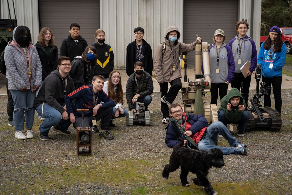 Field Trip: robotics students check out EOD robot capabilities