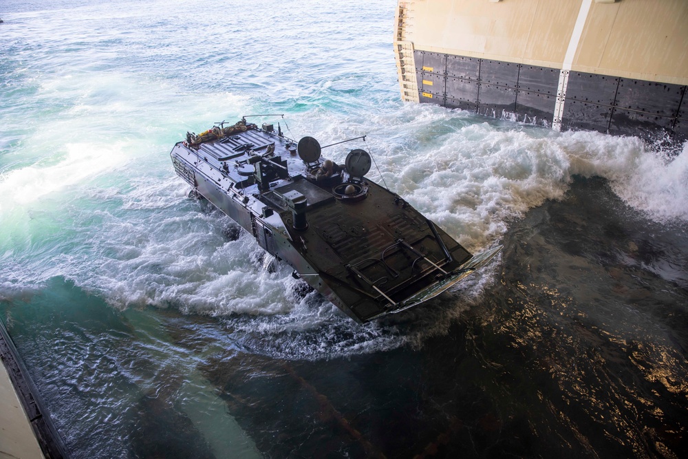 Makin Island Conducts ACV Training with 3d Assault Amphibian Battalion, 1st Marine Division