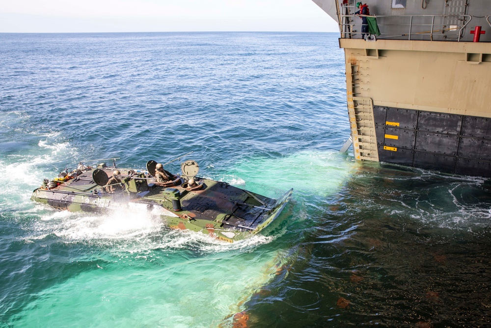 Makin Island Conducts ACV Training with 3d Assault Amphibian Battalion, 1st Marine Division