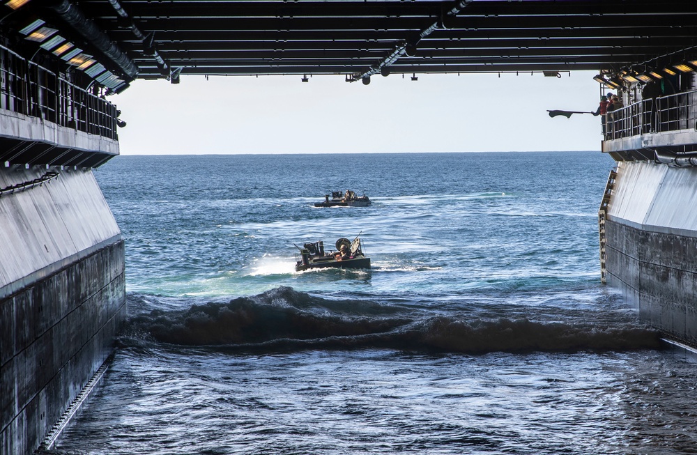 Makin Island Conducts ACV Training with 3d Assault Amphibian Battalion, 1st Marine Division
