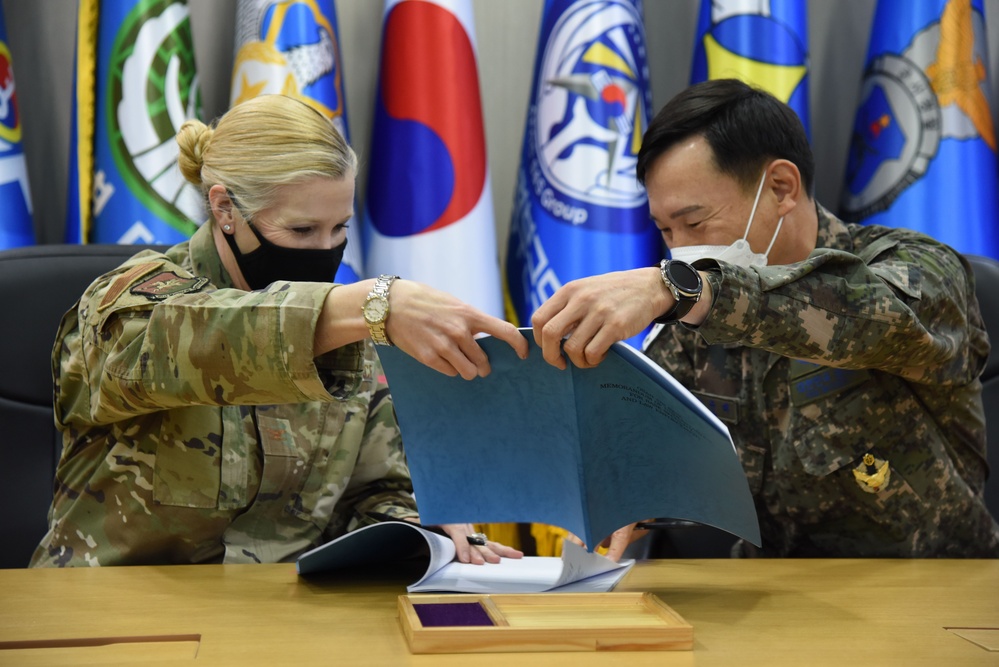 MSG/ROK AFOC commanders sign MOU for base security