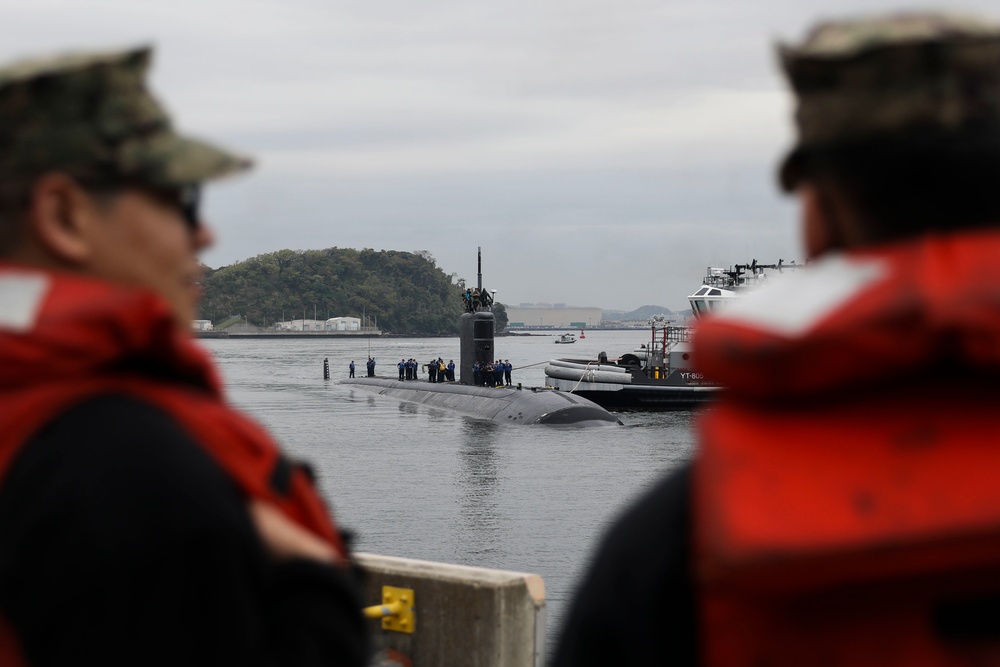 USS Alexandria Moors in Yokosuka, Japan