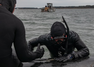 MDSU 2 perform recovery efforts on VAW 120 E-2D Hawkeye.