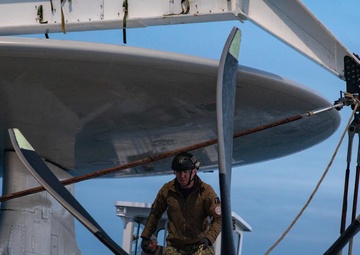 MDSU 2 perform recovery efforts on VAW 120 E-2D Hawkeye.