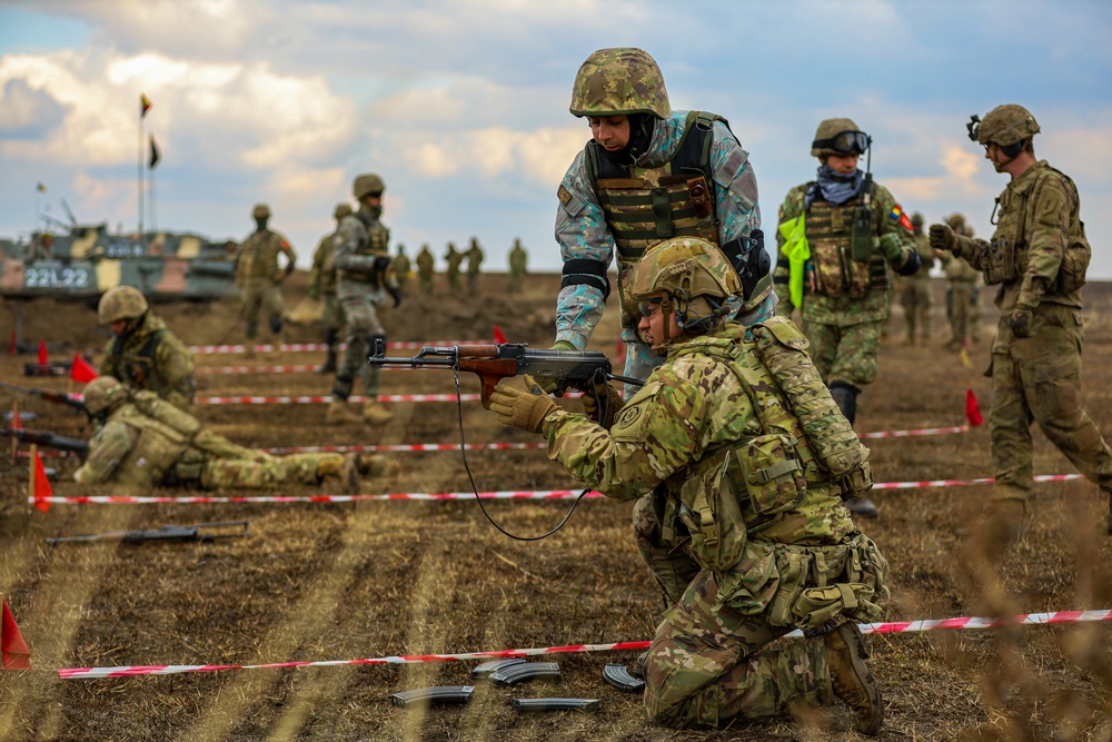 DVIDS - Images - U.S. Army Soldiers work with Romanian forces during a ...