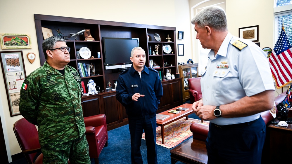 USCG Commandant Visits IADC, Speaks with Students