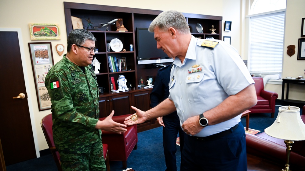 USCG Commandant Visits IADC, Speaks with Students