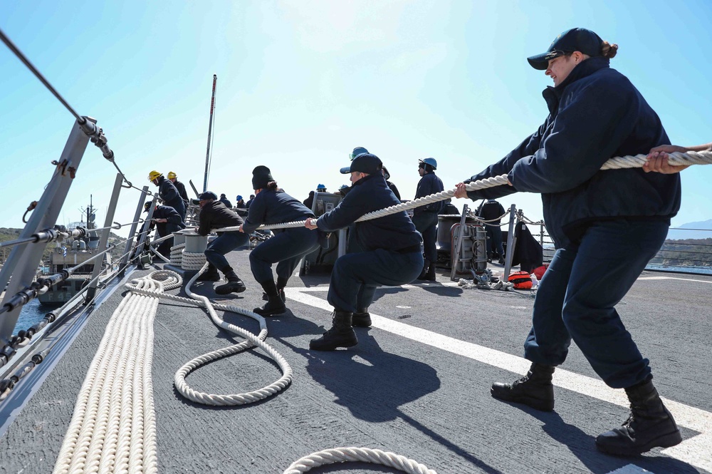 USS Ross enters port in Souda Bay, Greece