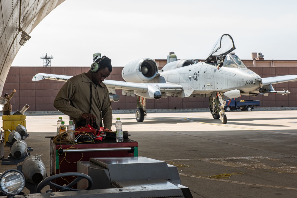 25th AMU perform A-10 Thunderbolt II load while engines run