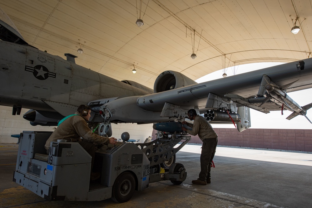 25th AMU perform A-10 Thunderbolt II load while engines run