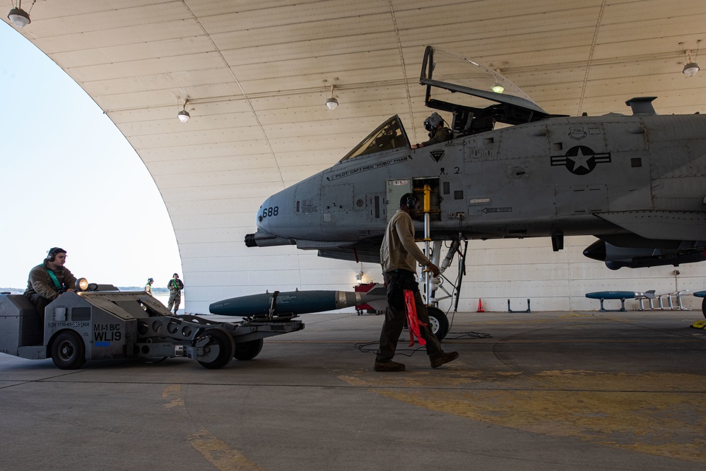 25th AMU perform A-10 Thunderbolt II load while engines run