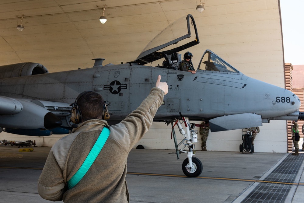 25th AMU perform A-10 Thunderbolt II load while engines run