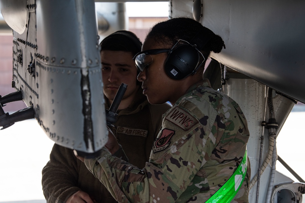 25th AMU perform A-10 Thunderbolt II load while engines run