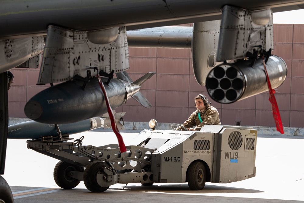 25th AMU perform A-10 Thunderbolt II load while engines run