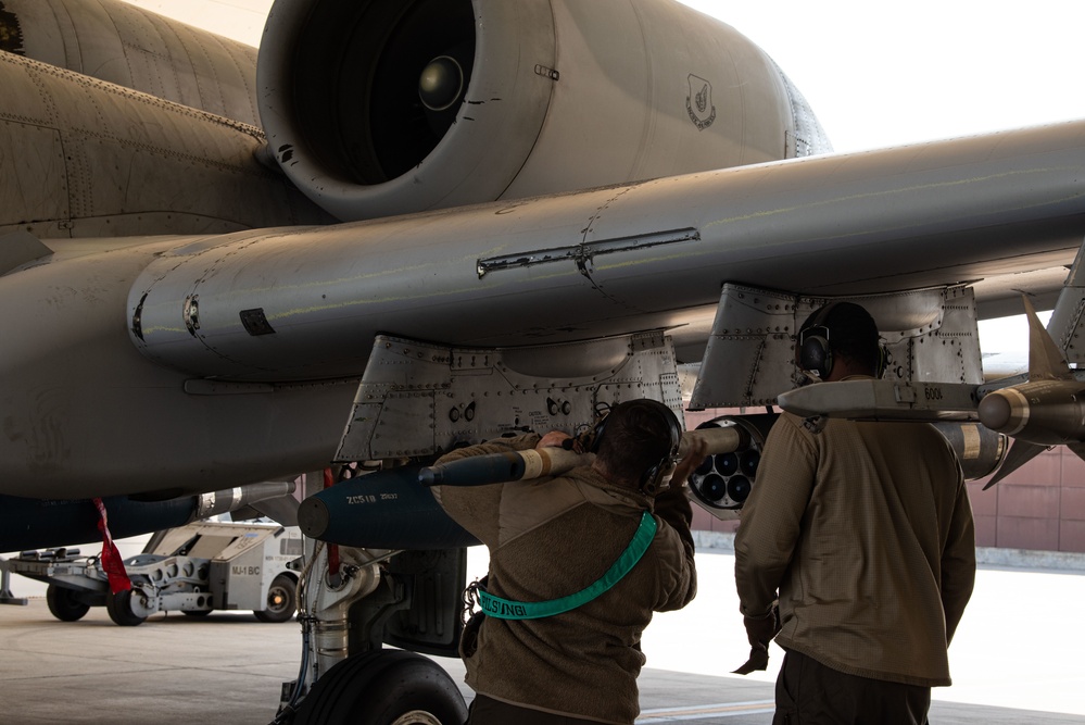 25th AMU perform A-10 Thunderbolt II load while engines run