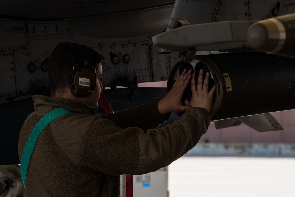 25th AMU perform A-10 Thunderbolt II load while engines run