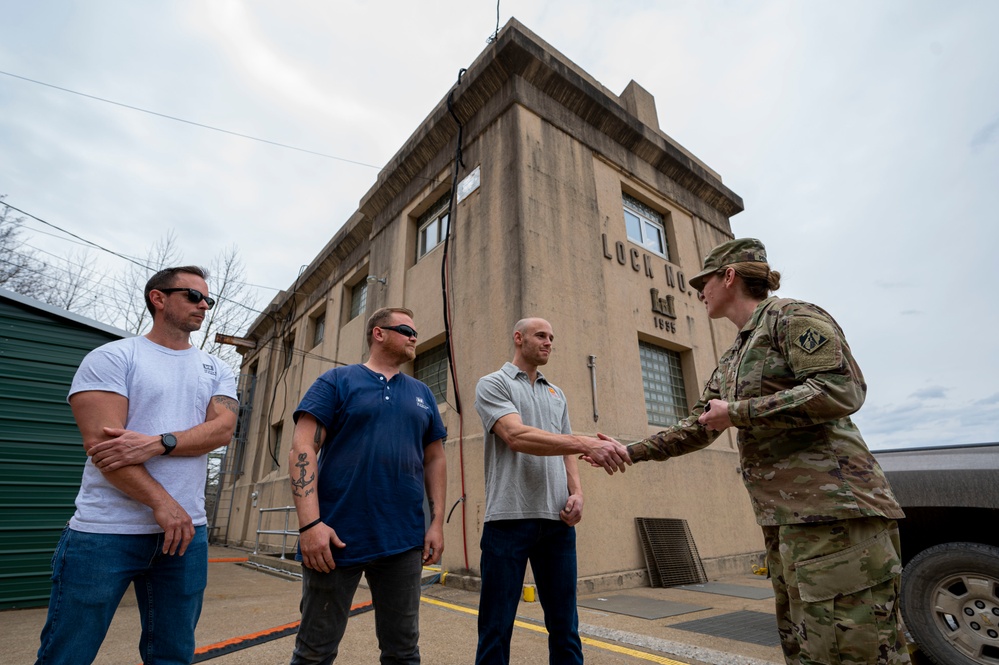 Pittsburgh District employees replace hydraulic lines, saving $150K in repair costs