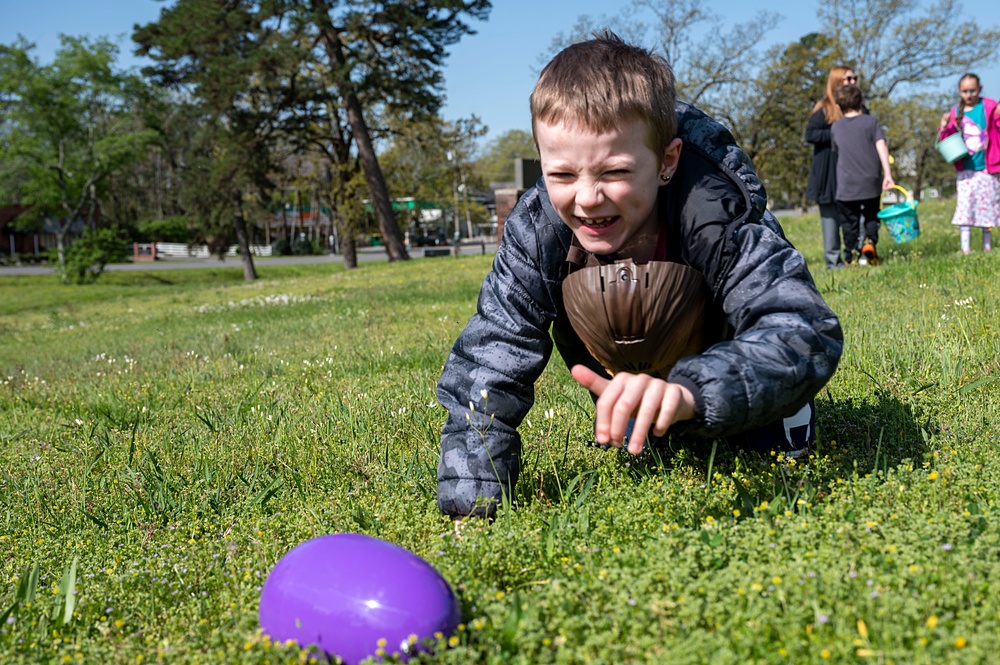 19th CES EOD Airmen lend a hand in ASBVI egg hunt