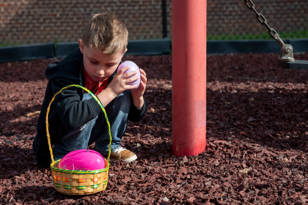 19th CES EOD Airmen lend a hand in ASBVI egg hunt