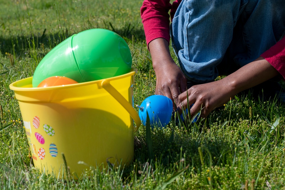 19th CES EOD Airmen lend a hand in ASBVI egg hunt