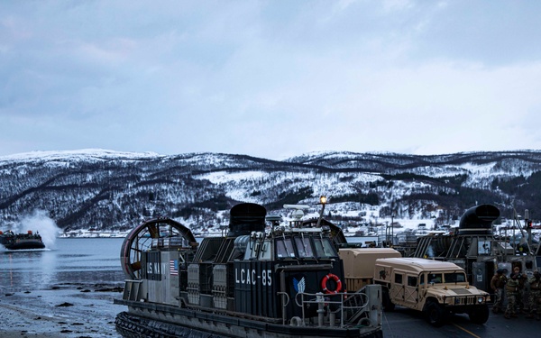 Norway LCAC Offload
