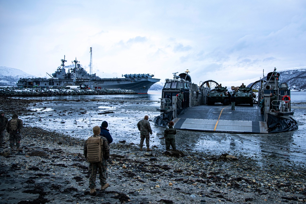 Norway LCAC Offload