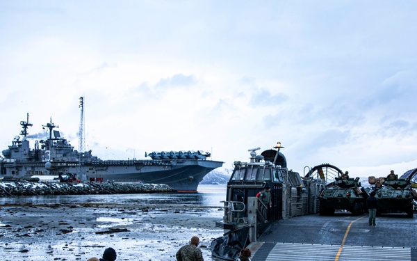 Norway LCAC Offload
