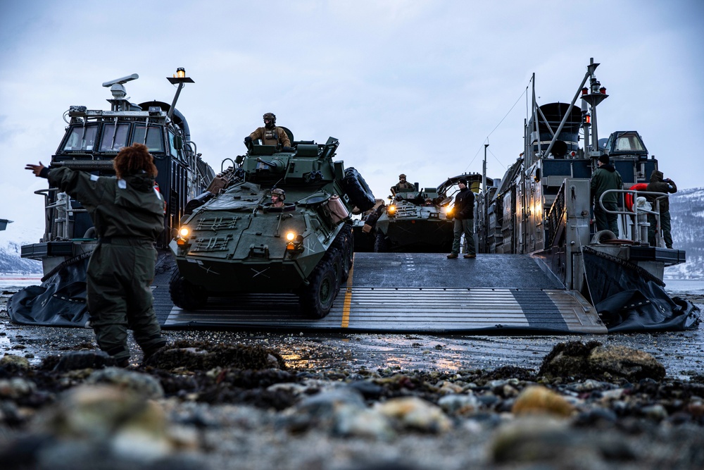 Norway LCAC Offload