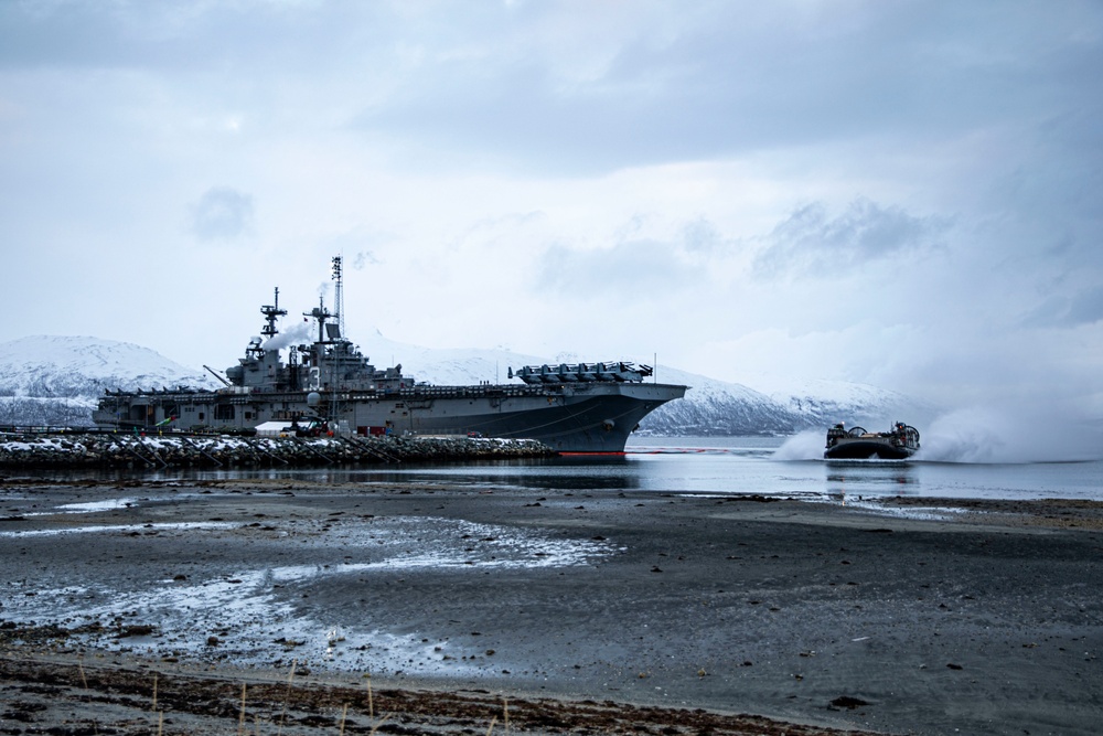 Norway LCAC Offload