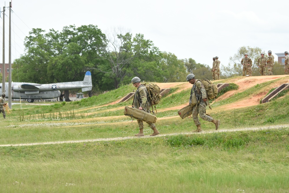 Airborne students complete training
