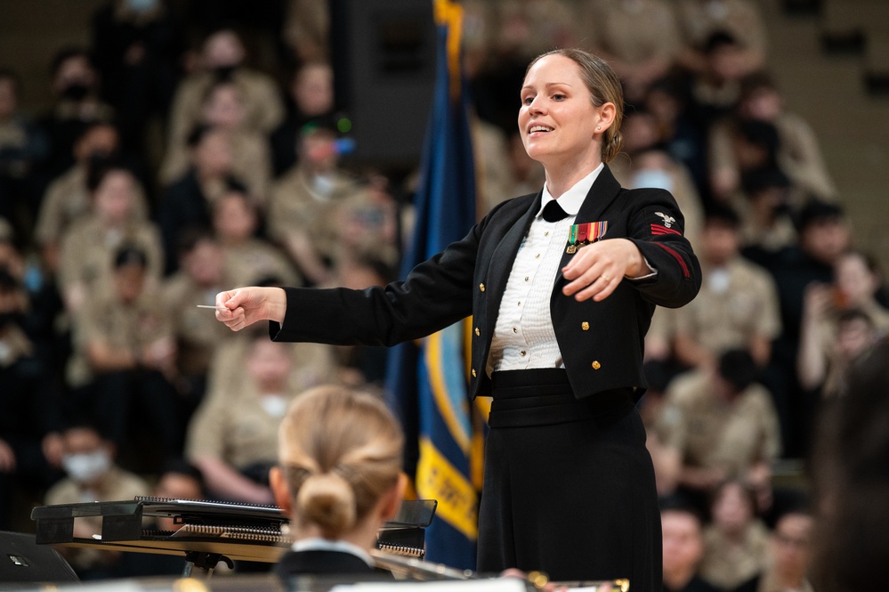 Navy Band performs in Wheeling, Illinois