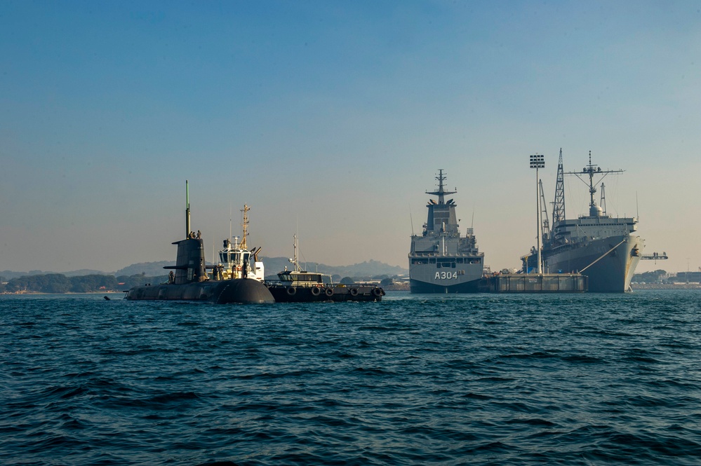 HMAS Farncomb Moors Alongside Frank Cable