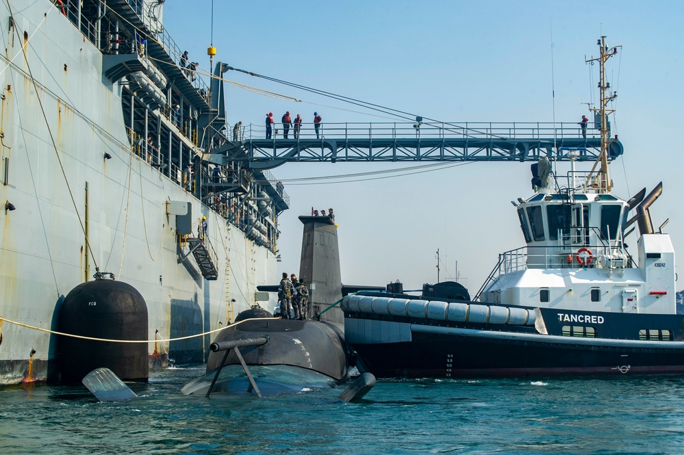 HMAS Farncomb Moors Alongside Frank Cable