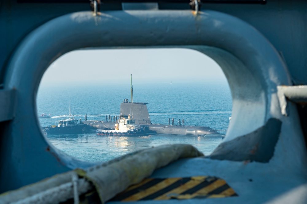 HMAS Farncomb Moors Alongside Frank Cable