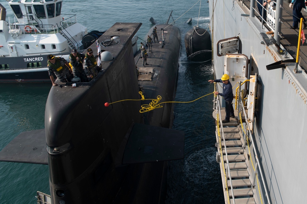 HMAS Farncomb Moors Alongside Frank Cable