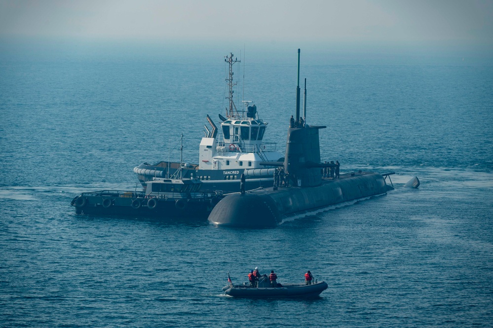HMAS Farncomb Moors Alongside Frank Cable