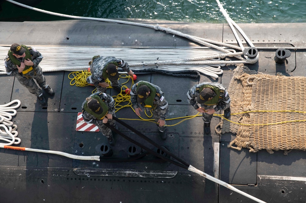 HMAS Farncomb Moors Alongside Frank Cable